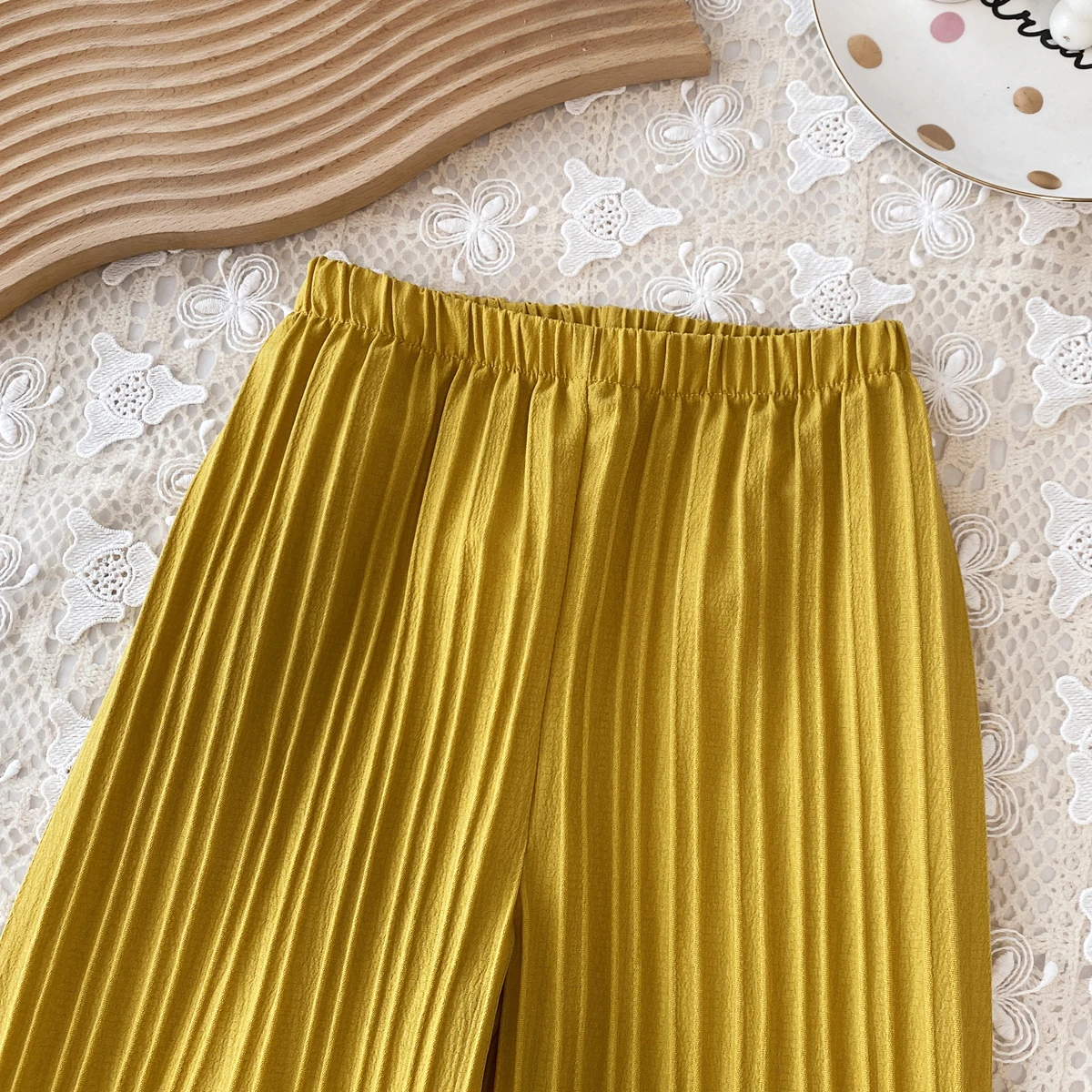 Humor Bear Mädchen-Outfit mit gelber Gänseblümchen-Spitze, plissiertes Puppenhemd, lockere Hose mit weitem Bein, zweiteiliger, lockerer Herbstanzug für den Alltag. – Detail 6