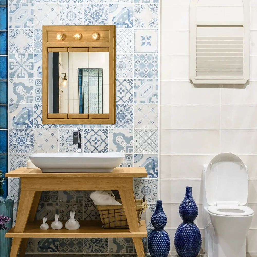 خزانة طبية بمرآة خشبية مثبتة على الحائط مقاس 24 بوصة مع 3 أضواء ورفين لتخزين الحمام بلمسة نهائية من خشب جوزة الطيب من خشب البلوط