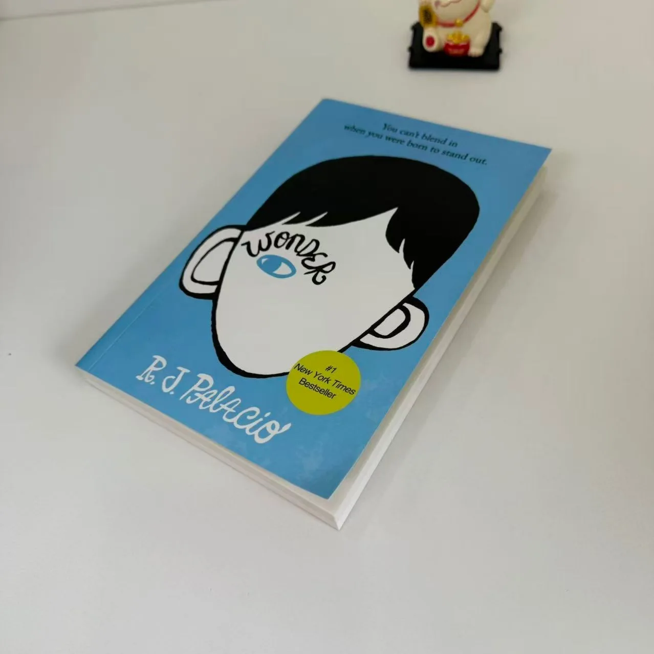 Maravilla, no puedes disimularte cuando estás nacido para destacar. Libro en inglés de bolsillo.