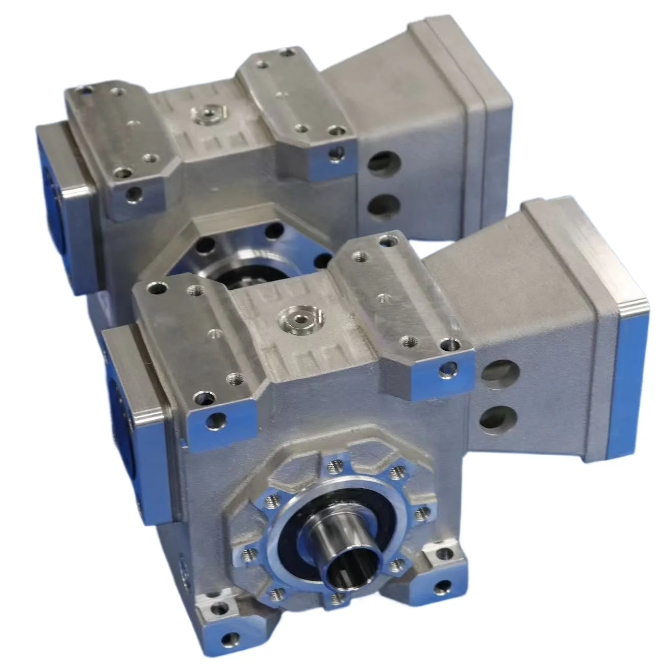 Space-saving right-angle worm reducer with universal mounting bracket