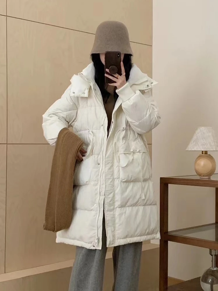 Chaqueta de plumón de pato blanco a la moda para mujer en invierno 2025, nueva chaqueta cincined de cintura versátil de color sólido de estilo medio a largo