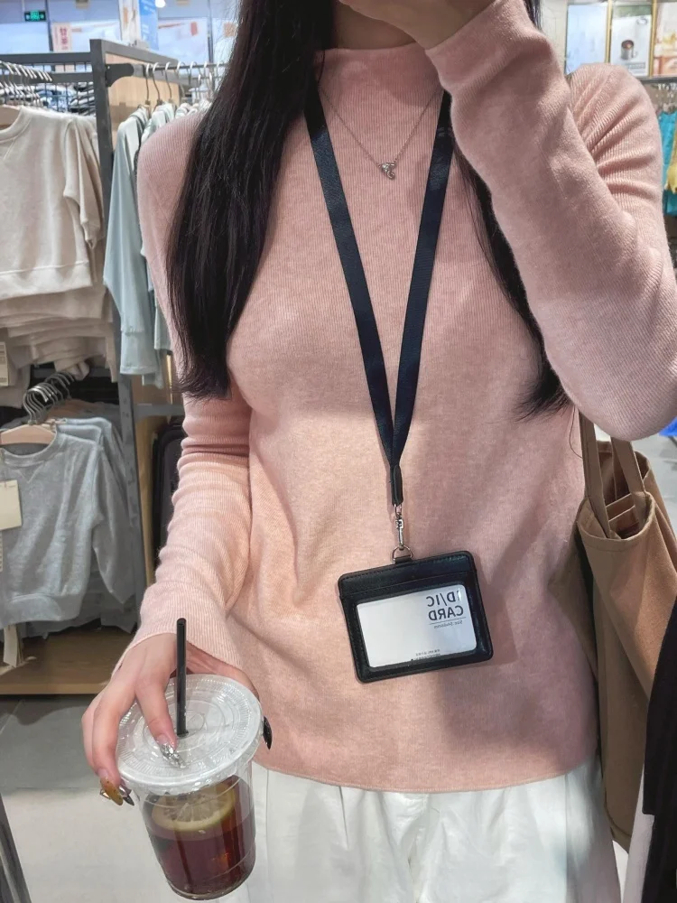 Miękka, wygodna dzianinowa baza, damska bluzka z wysokim kołnierzem, jesienno-zimowa odzież wewnętrzna, uniwersalna, bazowa, elegancka.