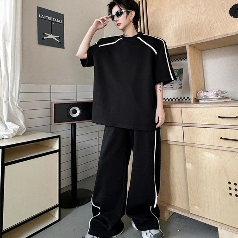 

Мужской осенний комплект в корейском стиле: футболка с коротким рукавом и брюки прямого кроя с контрастной окантовкой, модный образ