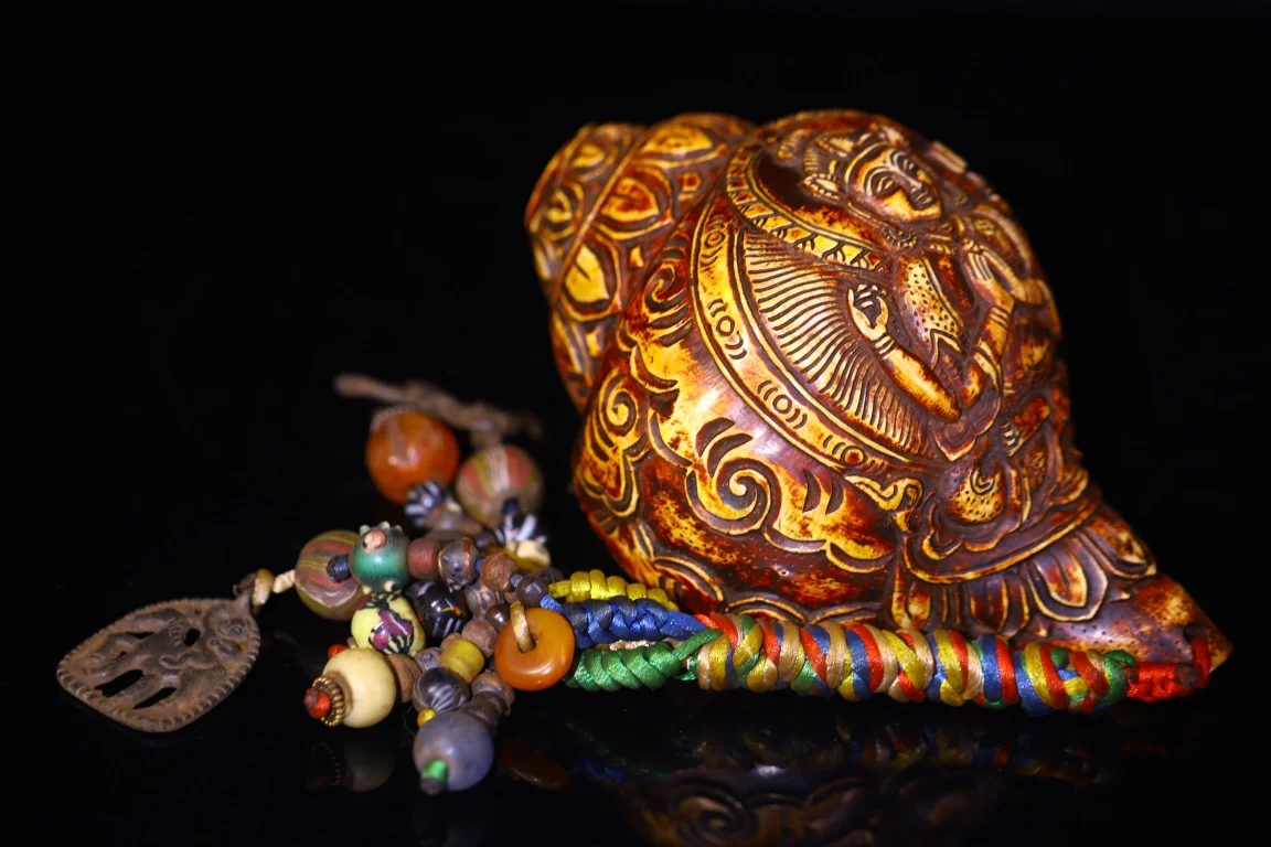 

7"Tibetan Temple Collection Old Natural Conch Cinnabar Four Armed Guanyin Buddha Conch Pendant Amulet Dharam Worship Hall