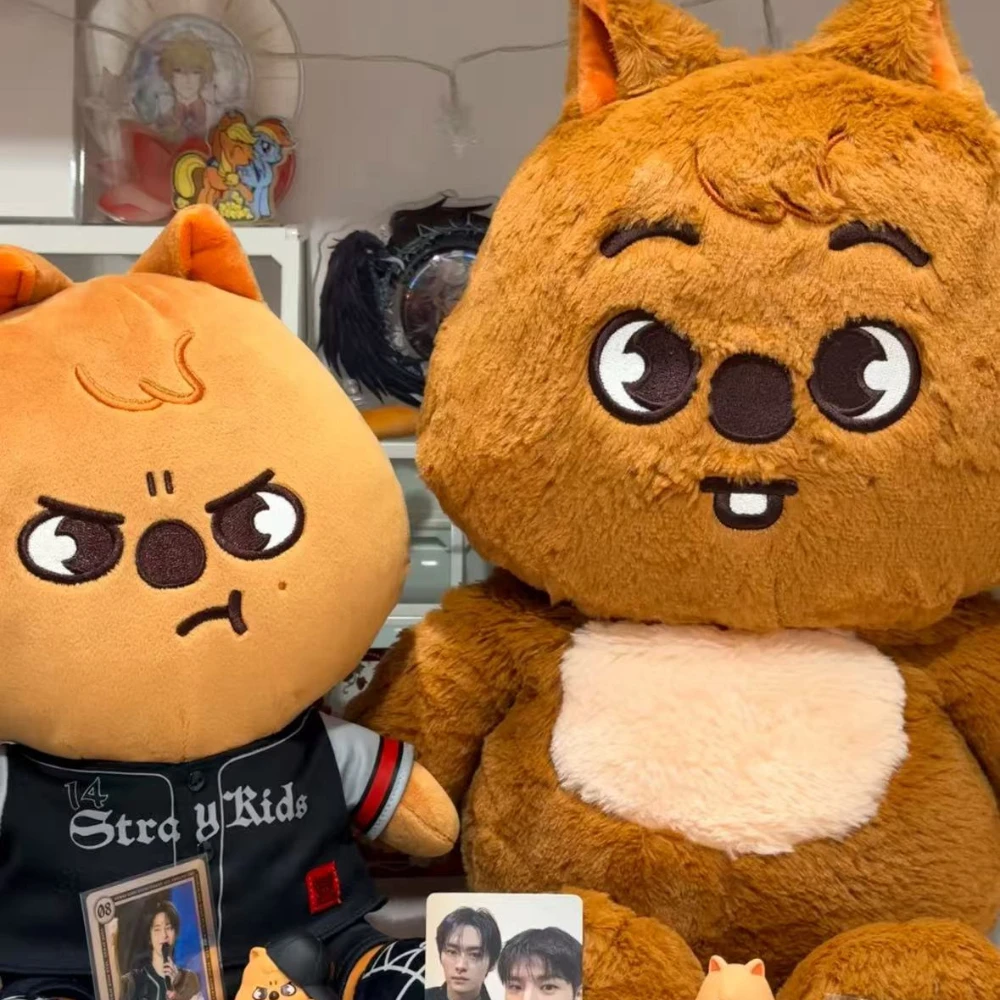 

Новая плюшевая игрушка-подушка SKZOO Teddy: кукла-обнимашка, подарок для фанатов, плюшевая игрушка Seoul FM Week Cloak Doll, подарок на день рождения для детей Magic School Kid