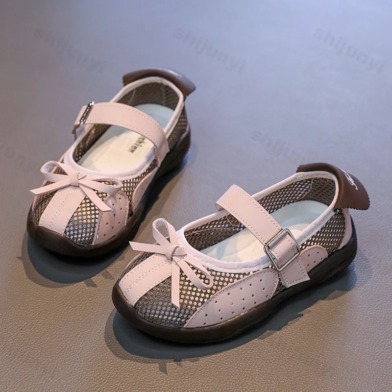 حذاء كاجوال للأطفال 2025 صيف جديد نمط الفتيات شبكة تنفس حذا فردي للسيدات موضة القوس تصميم ماري جين الأميرة الصنادل
