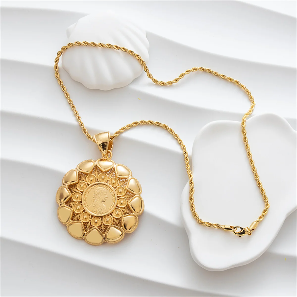 

Gold-Plated Ethnic Style Women's Necklace with Hollow Floral Portrait Design Bridal Pendant Arab Ramadan Gift