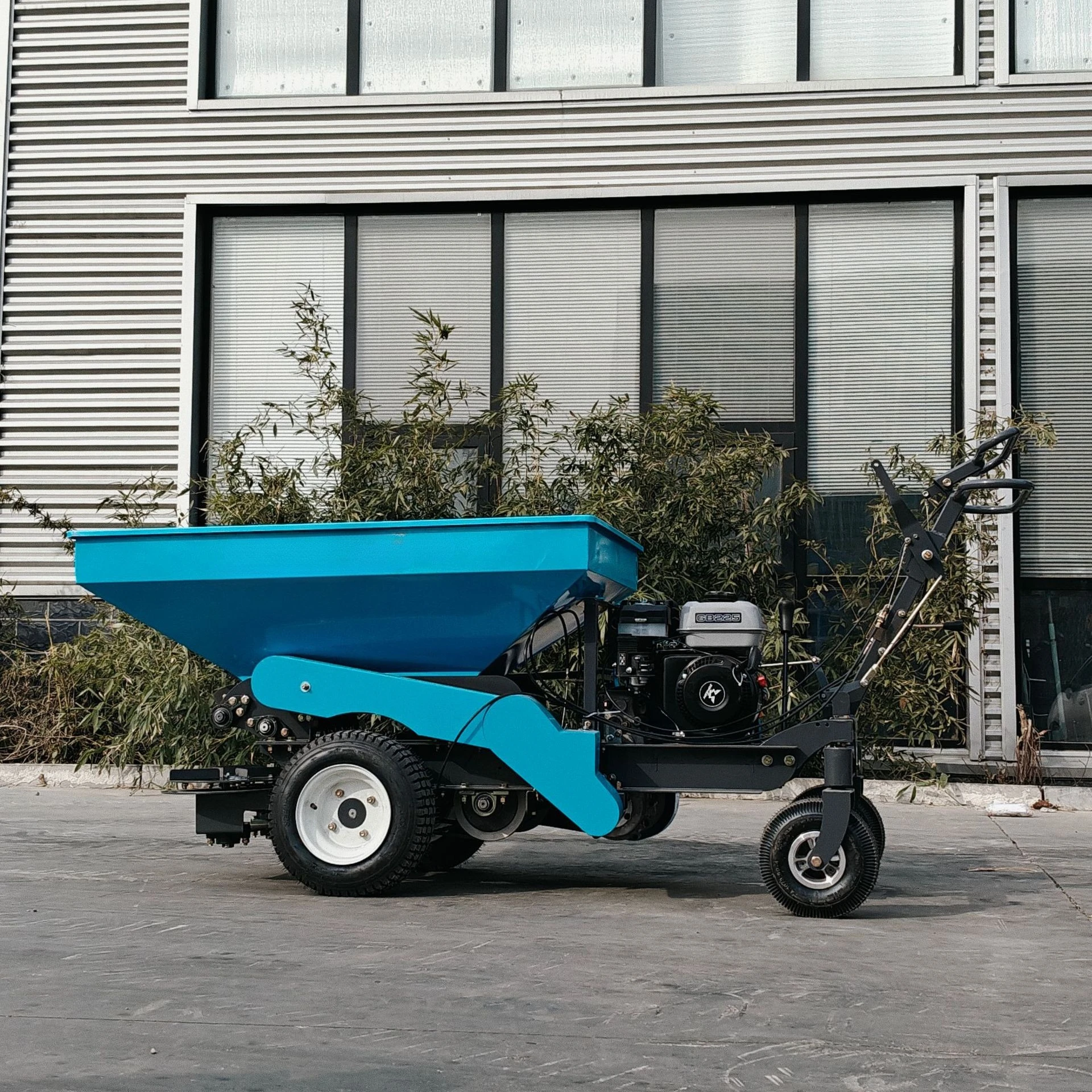 Self-propelled fertilizer spreader, agricultural forest manure spreader