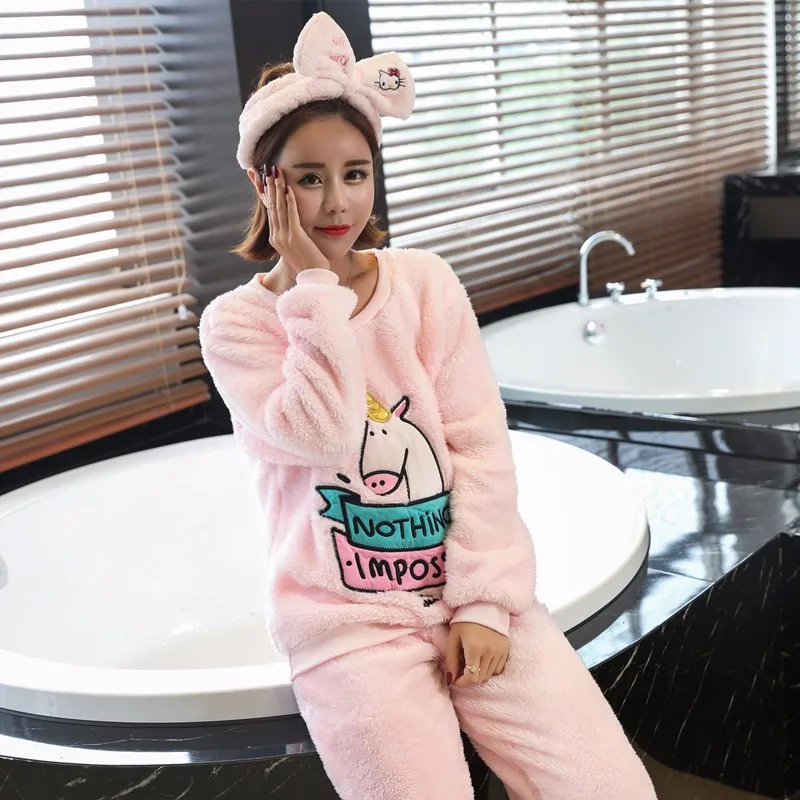 Conjunto de pijamas de lana coralina para mujer, color rosa, con estampado de dibujos animados, estampado de letras, camiseta y pantalones de manga larga, ropa cálida para el hogar en invierno