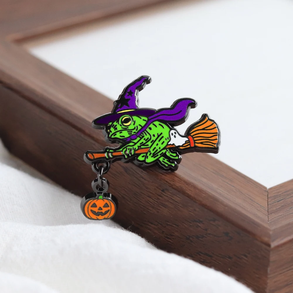 Halloween Frosch-Hexe Emaille-Brosche Besen Kürbis Geist Anhänger Abzeichen Rucksack Hut Feiertagsaccessoires Partygeschenk – Detail 10