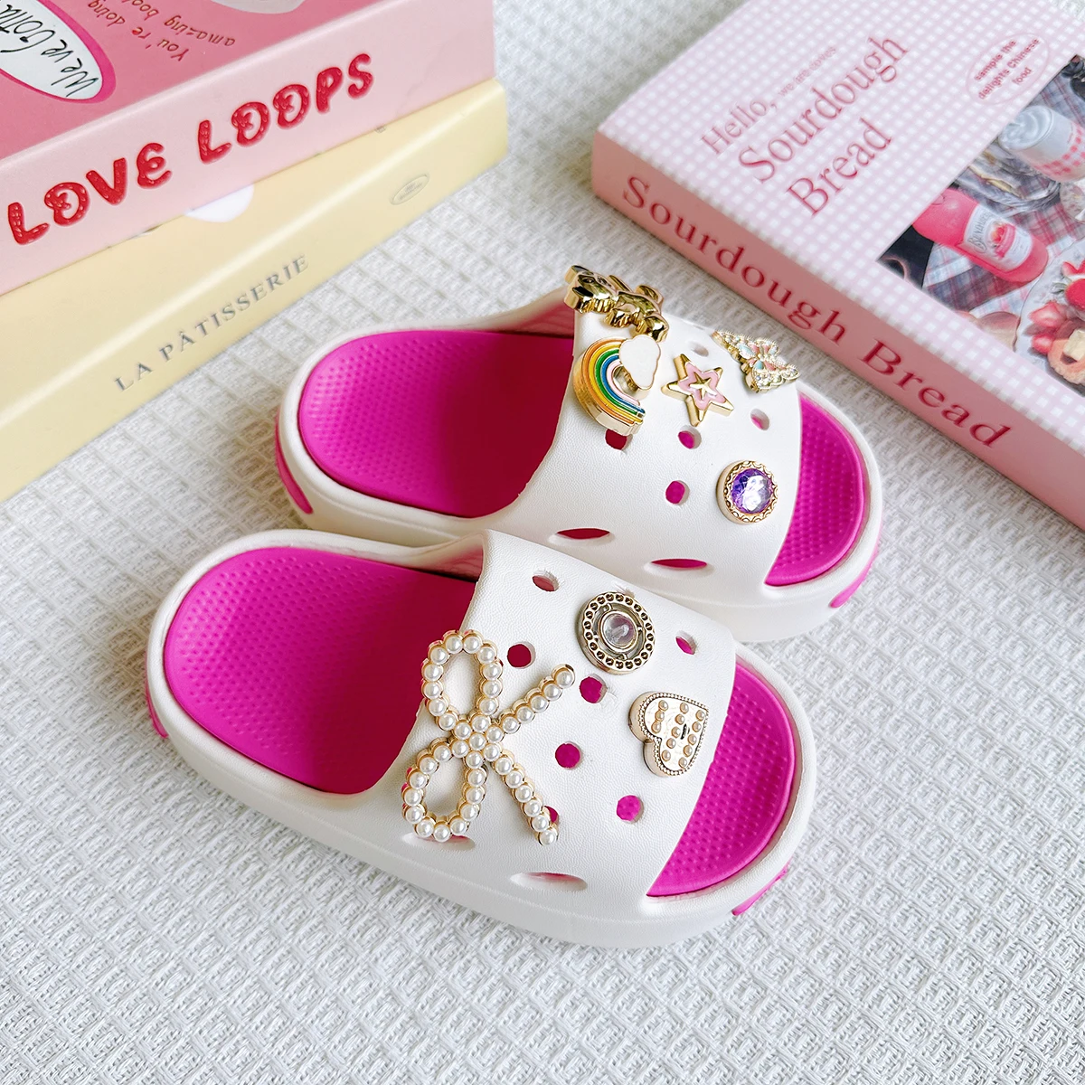 New Popular Cartoon Bowknot Rainbow Bear Versatile Eva Slippers for Boys and Girls, Fashionable Dual-Color Soft-Soled Non-Slip Sandals 831
