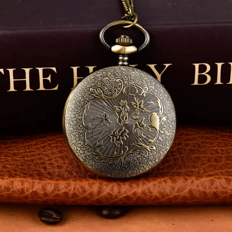 Orologio da tasca vintage con scritta in bronzo. Grande orologio da tasca al quarzo con collana con copertura ribaltabile