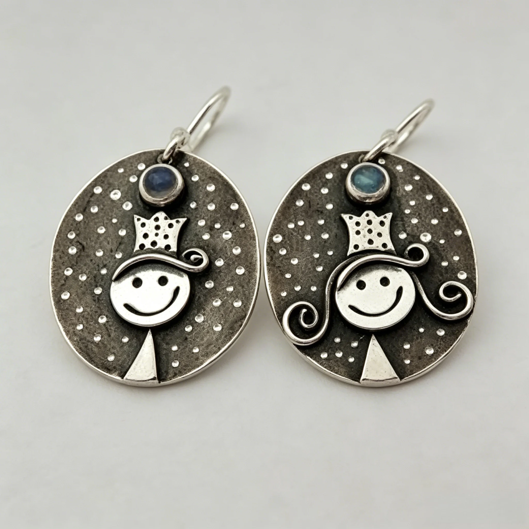 Card ventilated relief smiling face with crown-shaped round lady pendant earrings are suitable for dates and parties.