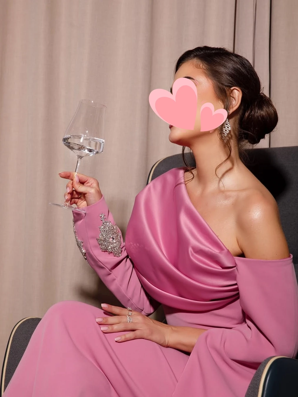 Sukienki wieczorowe na studniówkę, eleganckie, vintage, w słodkim różu, z koralikami, na jedno ramię, stylowe, nowe, szyte na miarę, na formalne okazje.