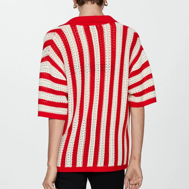 2025 Primavera Verano nuevas camisas de solapa de manga corta Casual rayas impresas Tops de punto moda ahueca hacia fuera la blusa de viaje de las mujeres
