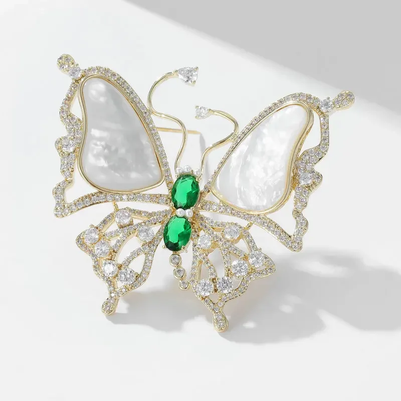 2025Новая высококачественная брошь из натурального перламутра с легким роскошным стилем и элегантным изумрудом.