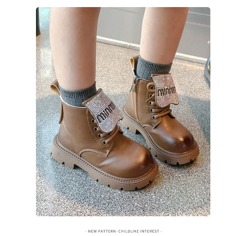 الأطفال أحذية بوت قصيرة غير رسمية 2025 الصيف سميكة سوليد النمط البريطاني أحذية واحدة العصرية الفتيان والفتيات أحذية بوت قصيرة