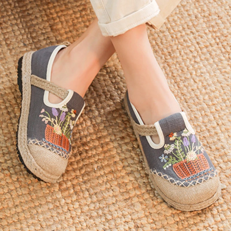 Female Embroidered Shoes Ethnic Style New Shallow Mouth Round Head Flats Floral Lightweight Non-slip Casual Slip on Loafers