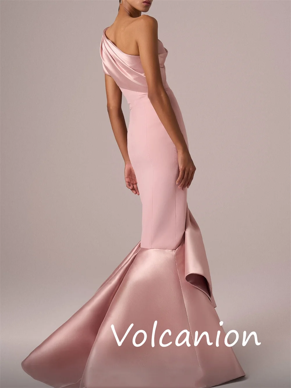 Maßgeschneiderte elegante Charmeuse-Falten-Trompeten-One-Shoulder-lange Kleider für maßgeschneiderte Anlässe, hochwertige Passform