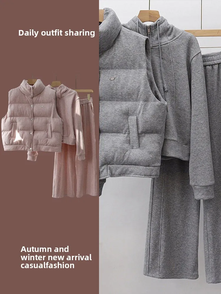 

Женский повседневный комплект: куртка на флисовой подкладке, брюки с высокой талией и широкими штанинами, худи, футболка. Модный зимний наряд для города.