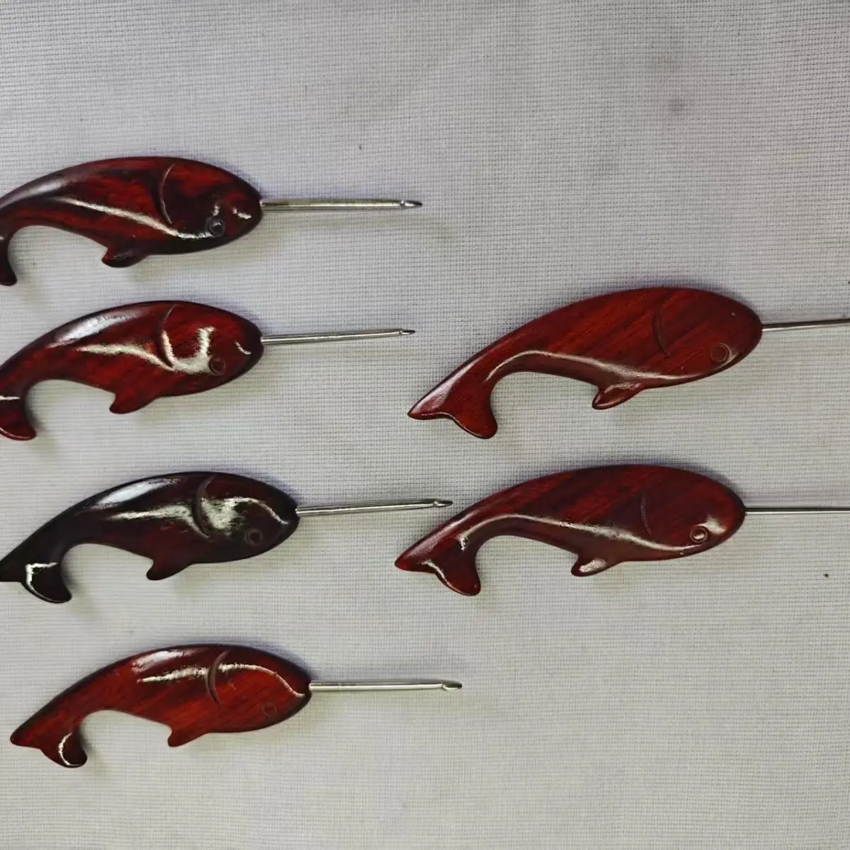 

Crochet Hook Sandalwood fish Carving Handle Stainless Steel Crochet Head Knitting Sweater Needles DIY Sewing Tool