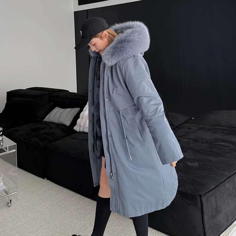 Le nouveau manteau d'hiver en fourrure semblable à du renard, veste mi-longue avec Parka détachable de Pai Pai est à la mode et au chaud pour les femmes