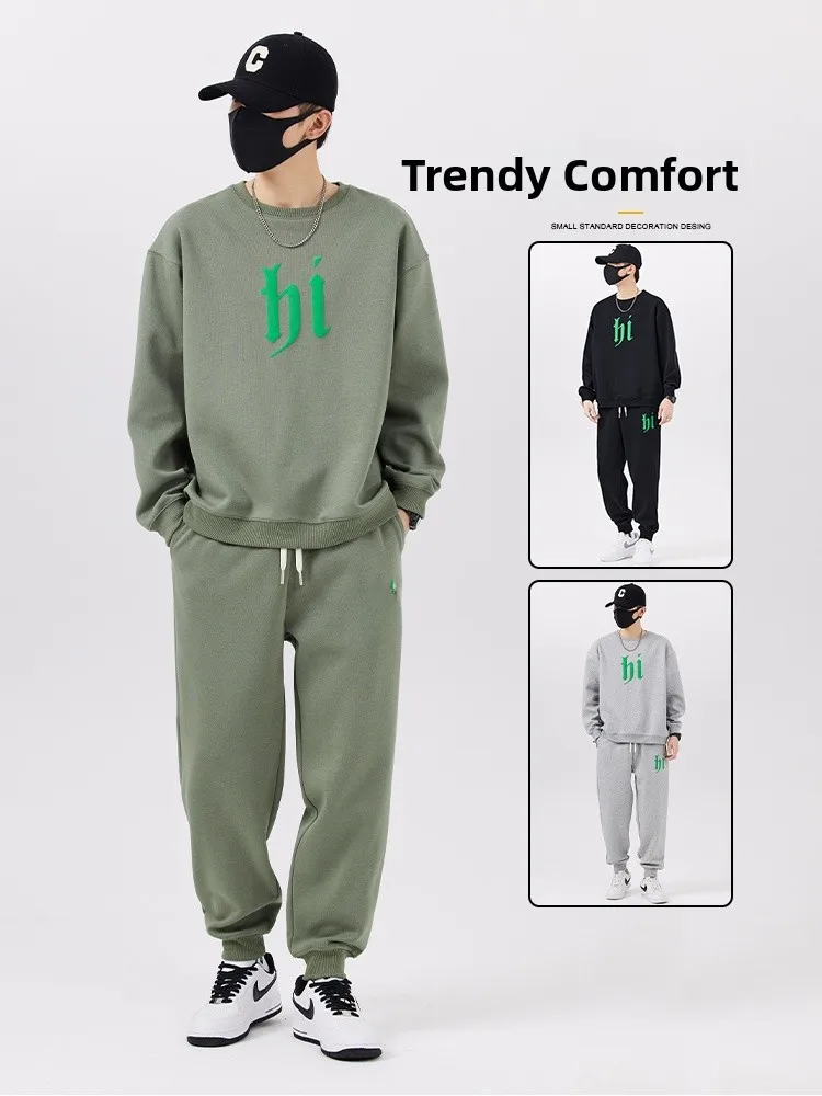 

Комплект из двух предметов: свитшот свободного кроя в американском стиле с круглым вырезом и брюки. Повседневный спортивный костюм. Модный уличный стиль. Осенний вариант с длинными рукавами.