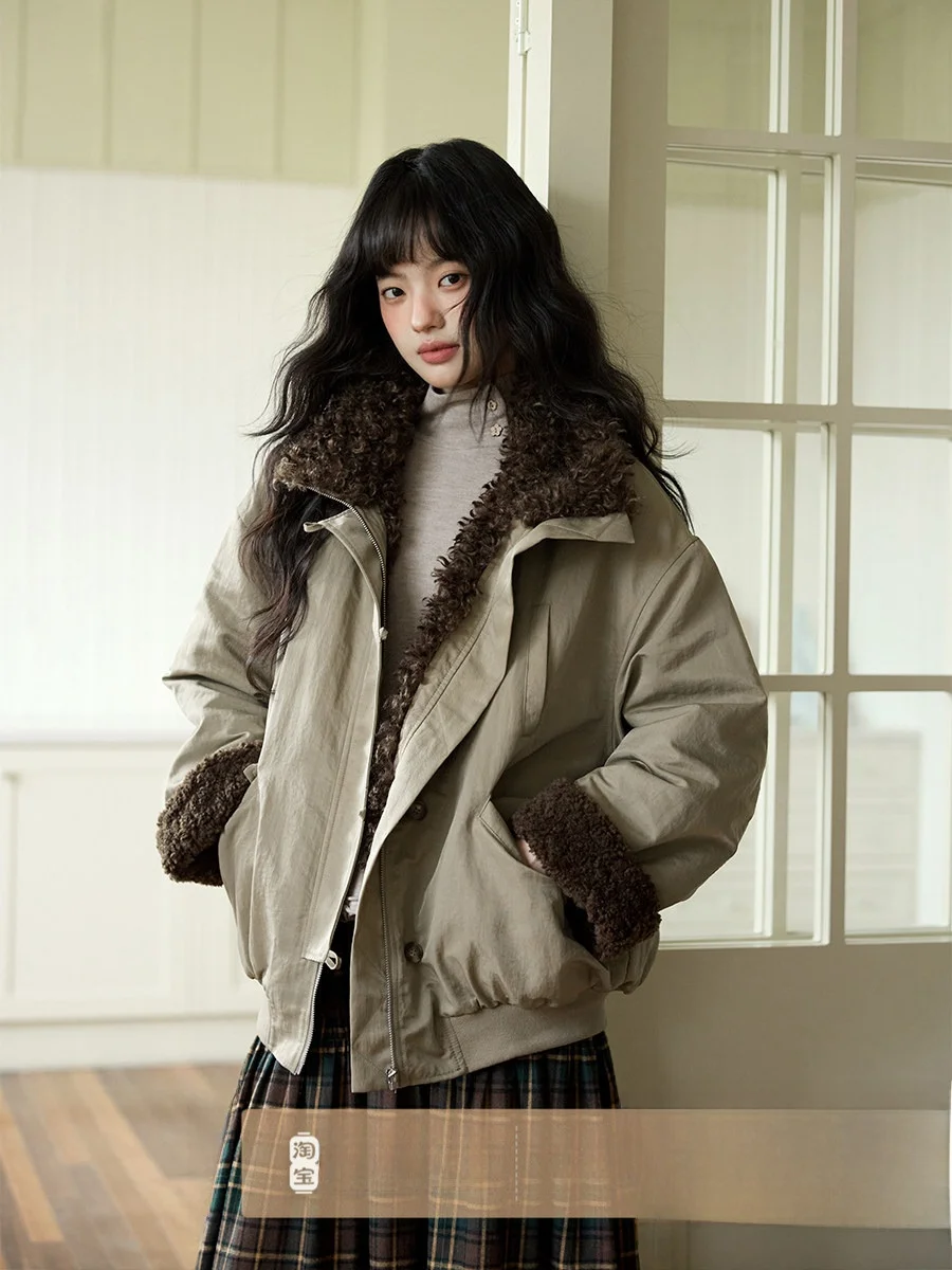 

Новая зимняя женская шуба Ximen 2025: уютное пальто свободного кроя цвета хаки с мехом, уникальный дизайн, маленький размер, милая верхняя одежда для повседневной носки, модный стиль