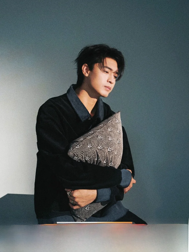 coussin-en-jean-waed-nouvelle-collection-ete-2025-avec-logo-quater-in-night-accessoire-de-mode-pour-hommes-femmes-et-enfants-par-quater-in-night