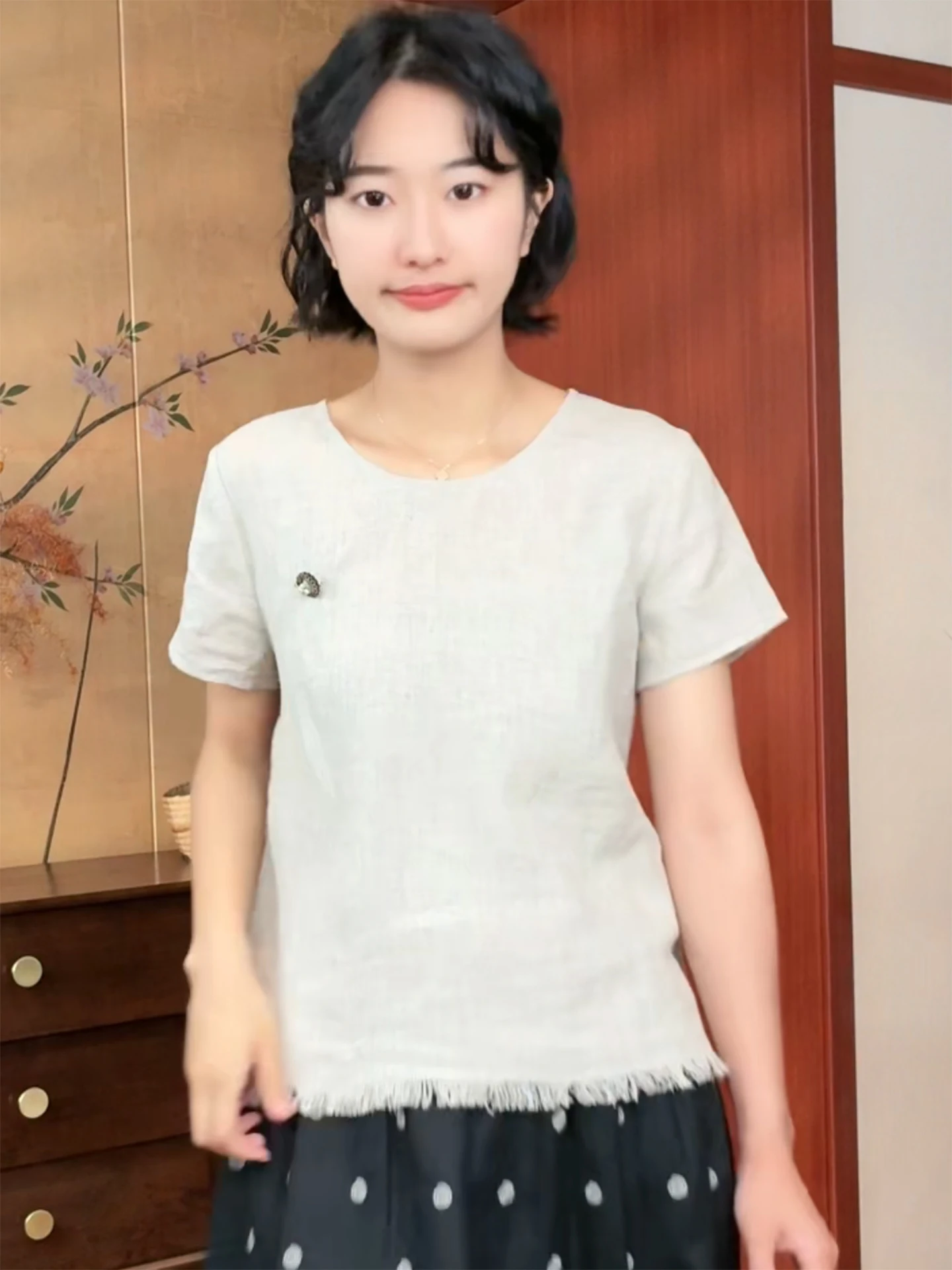 Camiseta de Lino Puro para Mujer, Cuello Redondo, Manga Corta, Estilo Casual y Holgado, Color Beige, Diseño Simple y Versátil, Colección Verano 2026 de Zhou Xiaoya
