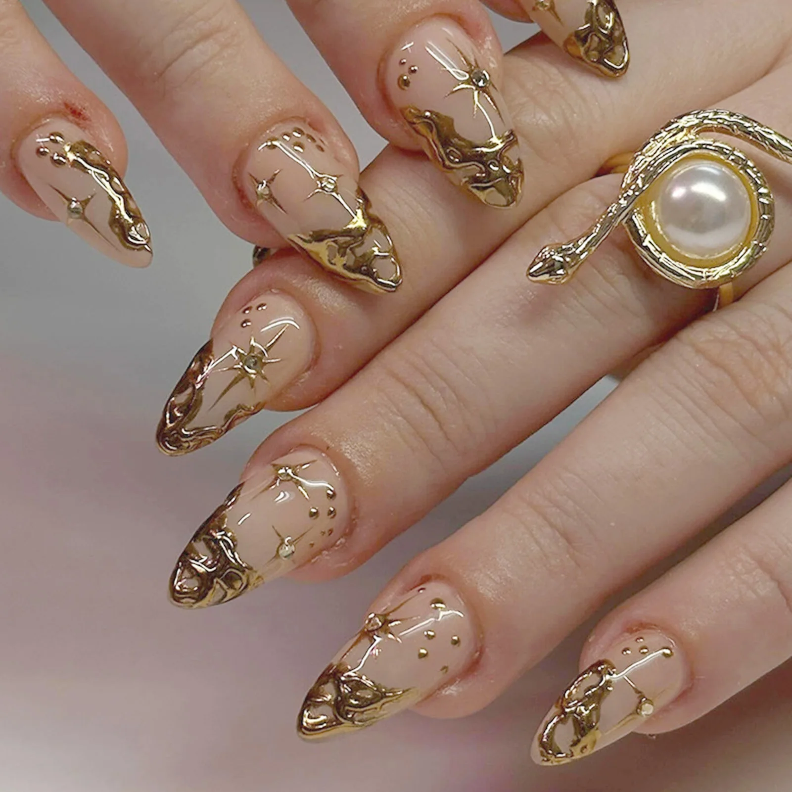 24 Stück Mandelförmige Press-on-Nägel, 3D-Goldstern-Metall-French-Kunstnägel, vollflächige Nagelspitzen, handgefertigte glamouröse Nagelkunst für Damen