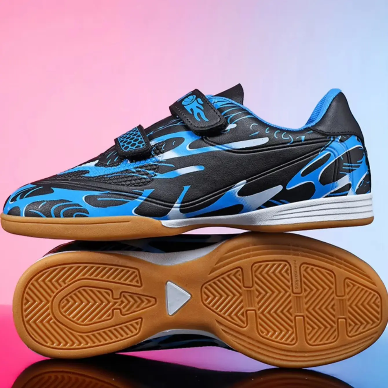 

Пара детских всесезонных футбольных кроссовок на липучке с низким верхом, нескользящей и износостойкой резиновой подошвой для тренировок на траве, удобные и дышащие кожаные кроссовки для мальчиков и девочек.