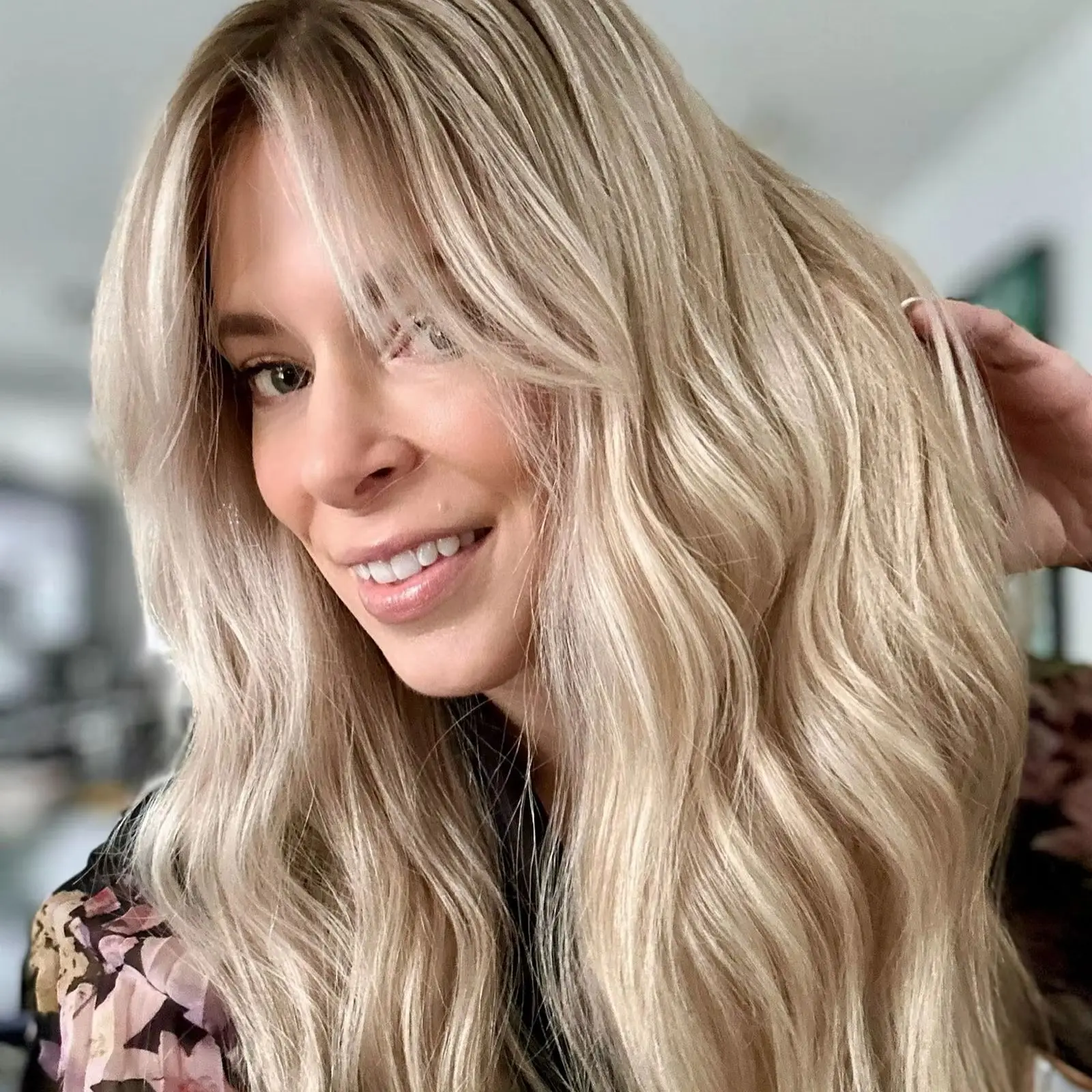 Ombre Light Blonde Synthetic Lace Frontal Wigs With Bangs Middle Parting Body Wave Mix Color Realistic Look Hairline Wigs Daily