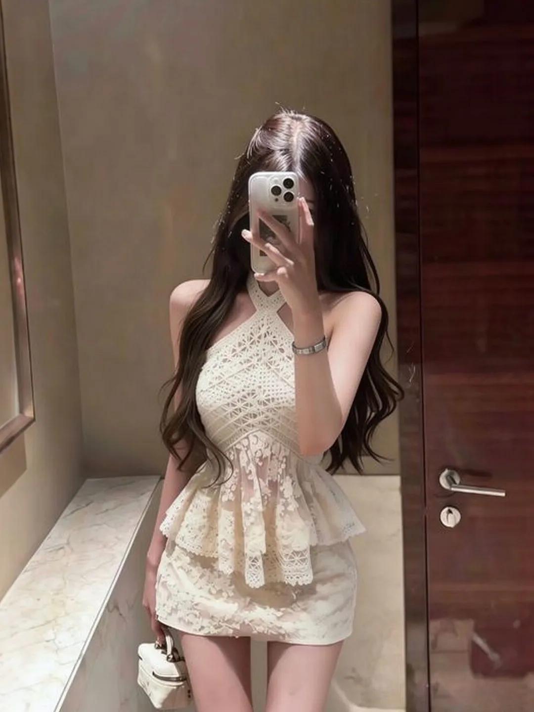 

Сексуальный комплект: топ-халтер и облегающее платье-миди. Летний модный наряд для молодых женщин. Удобный.