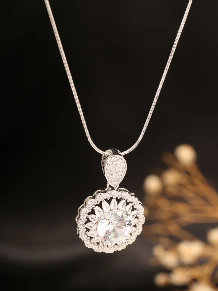 1 Piece of European and American Luxury Sunflower Copper Necklace, Exquisitely Inlaid with Super Shiny Large Carat Artificial Gemstones, Luxurious Adjustable Clavicle Chain, Gorgeous and Fashionable, Suitable for Women to Wear at Parties, Banquets, Weddings, Etc., as a Gift for Girlfriend, Wife, or for Any Occasion