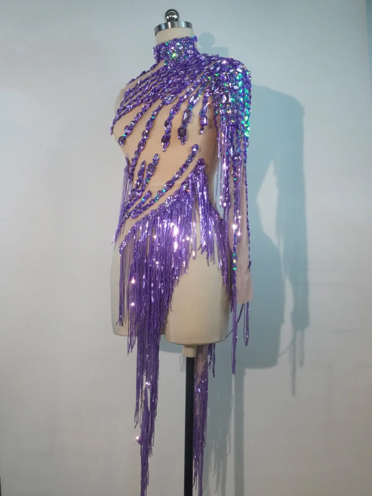 المرأة مثير نحيل يوتار المغني راقصة تظهر المرحلة ارتداء سباركلي الراين المرأة ملابس رقص هامش واحد الكتف ارتداءها