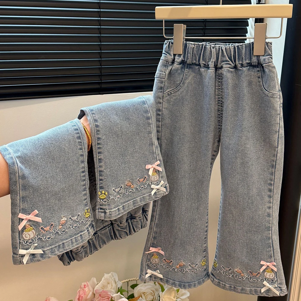 

Модные синие джинсы-клеш для девочек, весна 2026, новинка, с мультяшной вышивкой и бантом, детские джинсовые брюки в корейском стиле