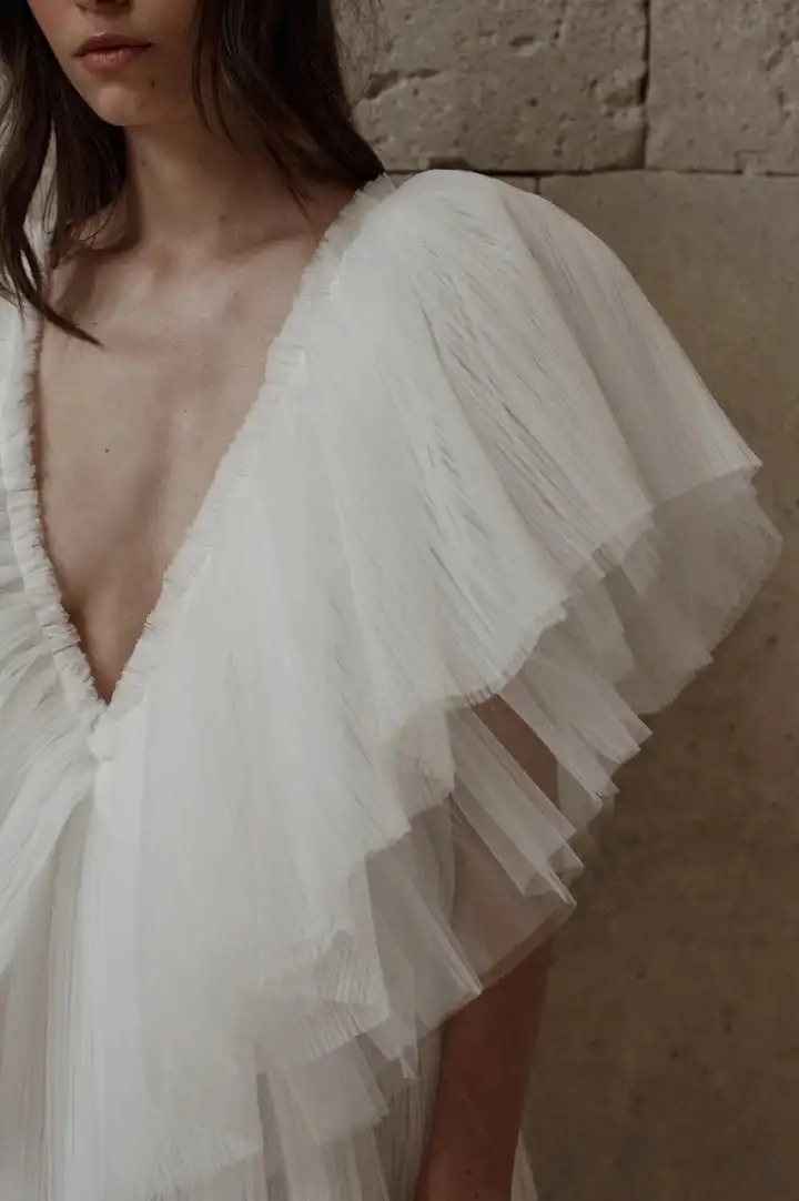 Romantische See Thru Lange Tule Gewaad Geplooide Tule Strand Bruiloft Bruidsjurken Met Delicate Bloem Diepe V-hals Sexy Vrouwen Jurk