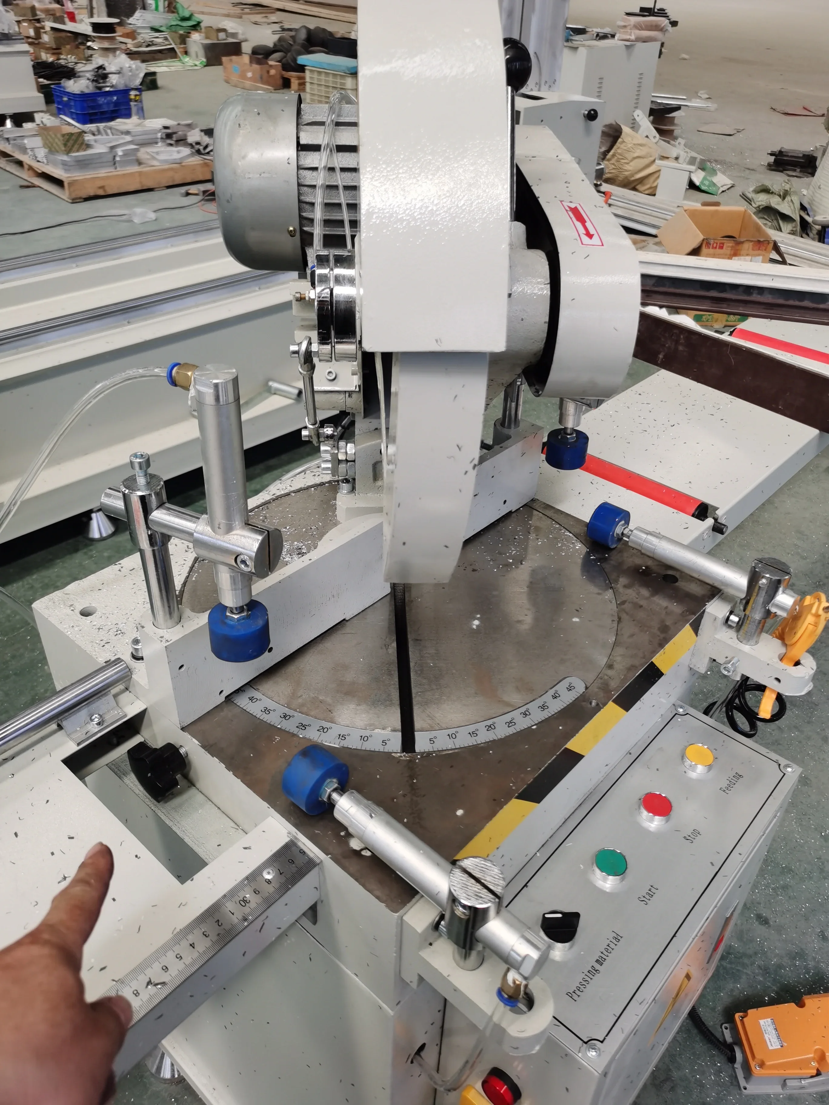 Perfil de alumínio de cabeça única de alta eficiência qualquer máquina de corte de ângulo