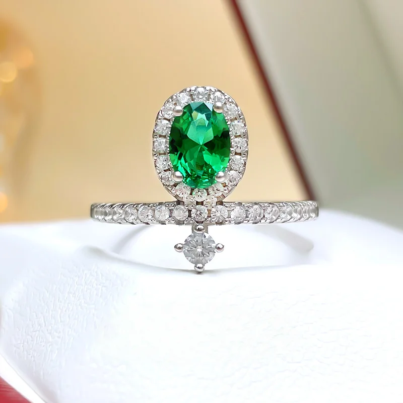 Emerald ring with a light luxury and high-end feel, Shaffley green ins, compact and exquisite, exuding a socialite's temperament