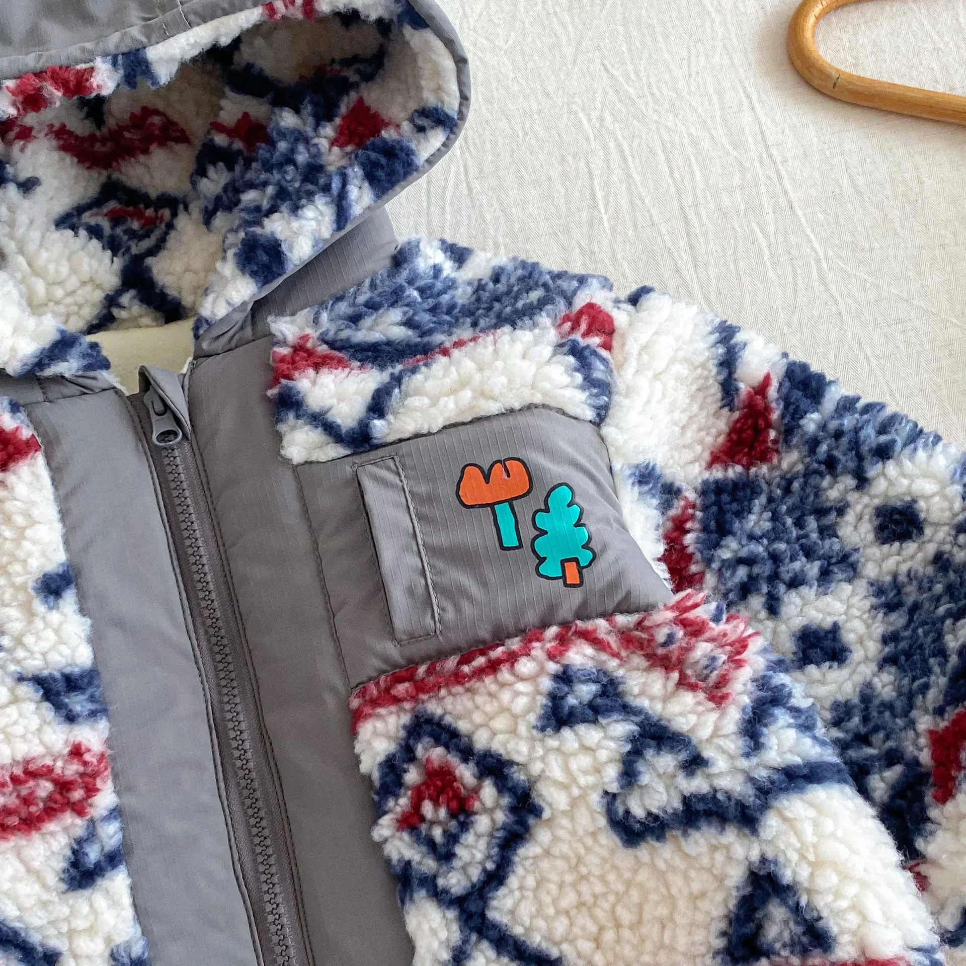 سترة شتوية بغطاء للرأس للأولاد مبطنة بالصوف معطف دافئ للأطفال ملابس خارجية عصرية مع بطانة سميكة ونمط عتيق