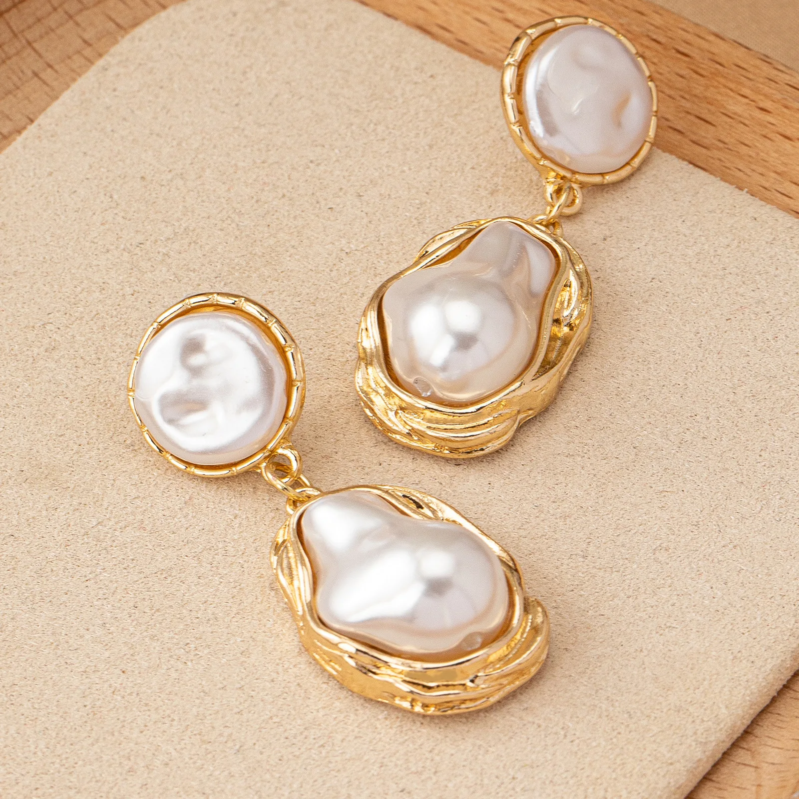 French Retro Palace Style Special-shaped Pearl Earrings for Women, Elegant and Fashionable Commuting Earrings