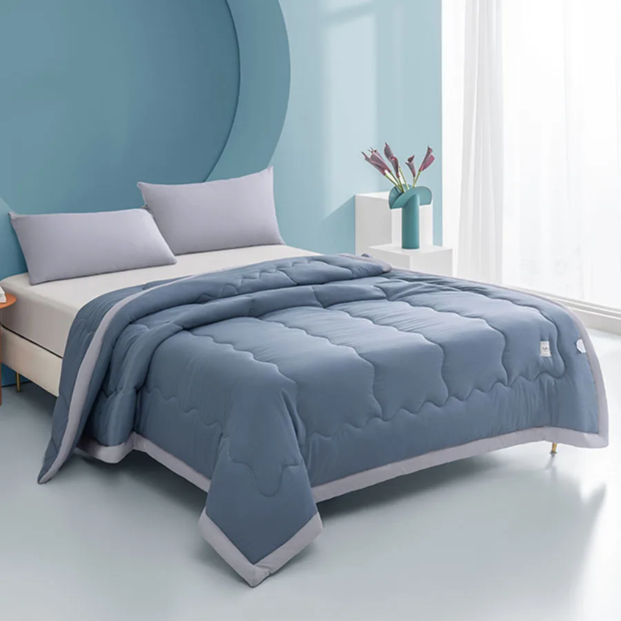 Lightweight and Luxurious Cooling Summer Quilt Filled with Polyester Cotton. Soft, Washable Pure Color Comfort Quilt. 200x230 cm