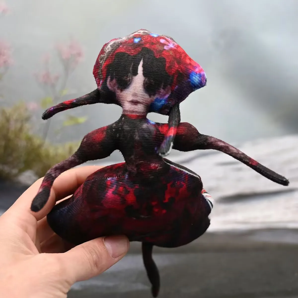 "الهوية الخامس"، "تنورة الرمان ملكة جمال فتاة صغيرة"، دمية تجريدية لصانع الأزياء ملكة جمال استراحة الشاي، نشاط هيكل عظمي لليد والقدم