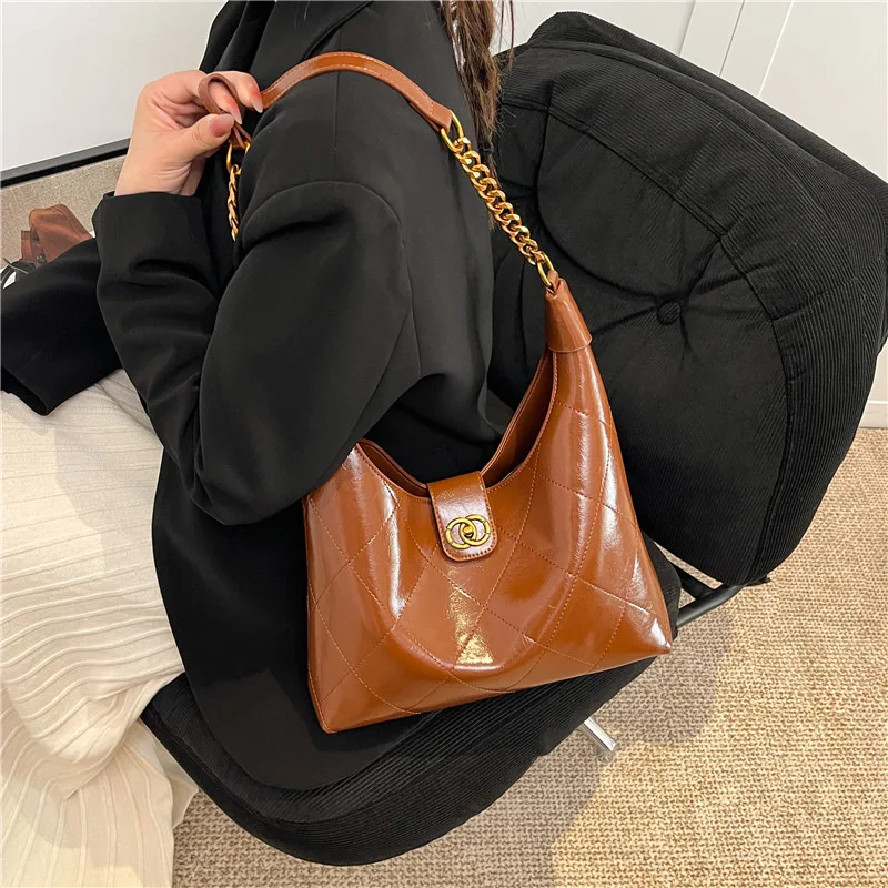 

2025 Chain Strap Shoulder Bag, Niche Tote Purse for Women, Spacious Crossbody Bag, Minimalist Day-to-Night Tote, Textured Top