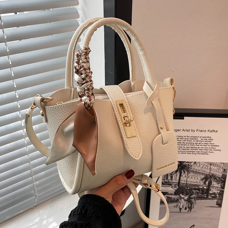 2024 New Fashionable and Trendy Small Crowd Bag Women's Small Fragrant Wind Crossbody Bag Leisure Versatile Handbag Tote Bag