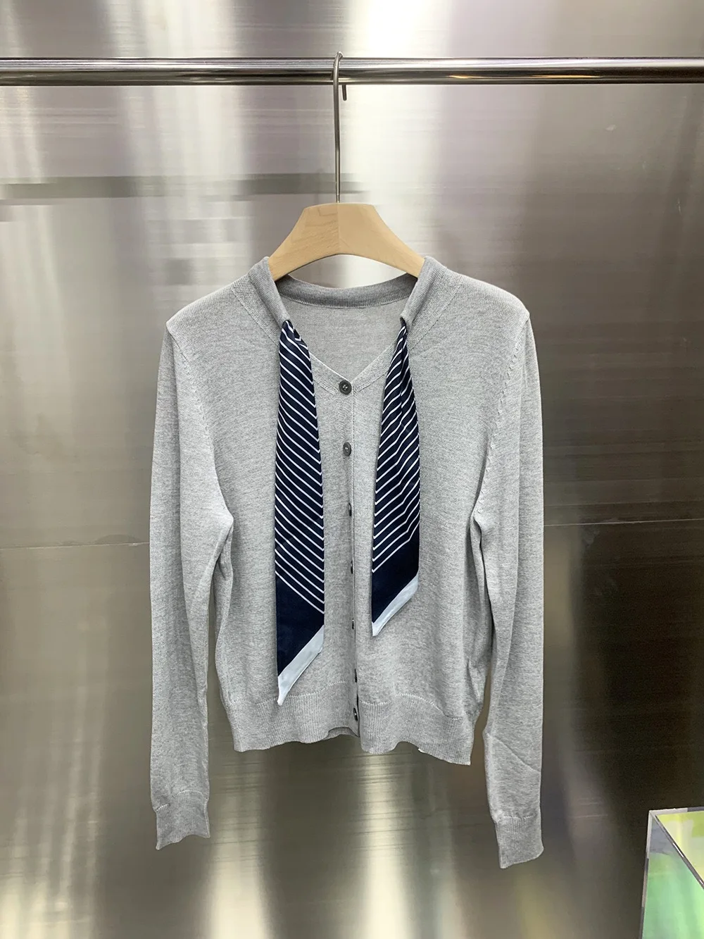 خريف 2025 جديد Sle المرأة محبوك مربوط سترة مفتوحة طويلة Sve سليم صالح خفيفة الوزن الدفء V-Ne معطف زر واحد