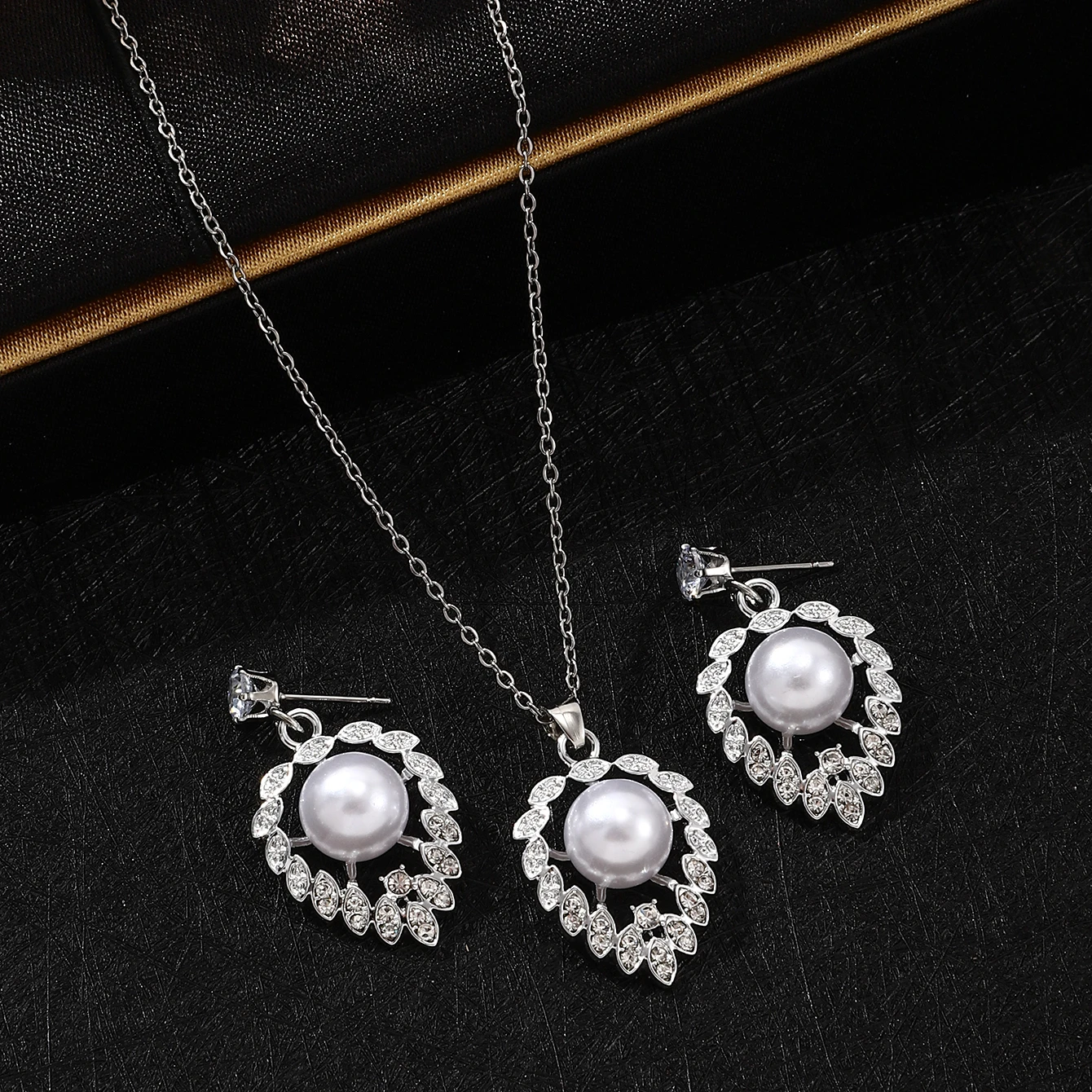 Elegant Rhinestone Dragonfly Pearl Necklace Earring Set Women Crystal Moon Rabbit Pearls Pendant Necklaces Stud Earrings Jewelry