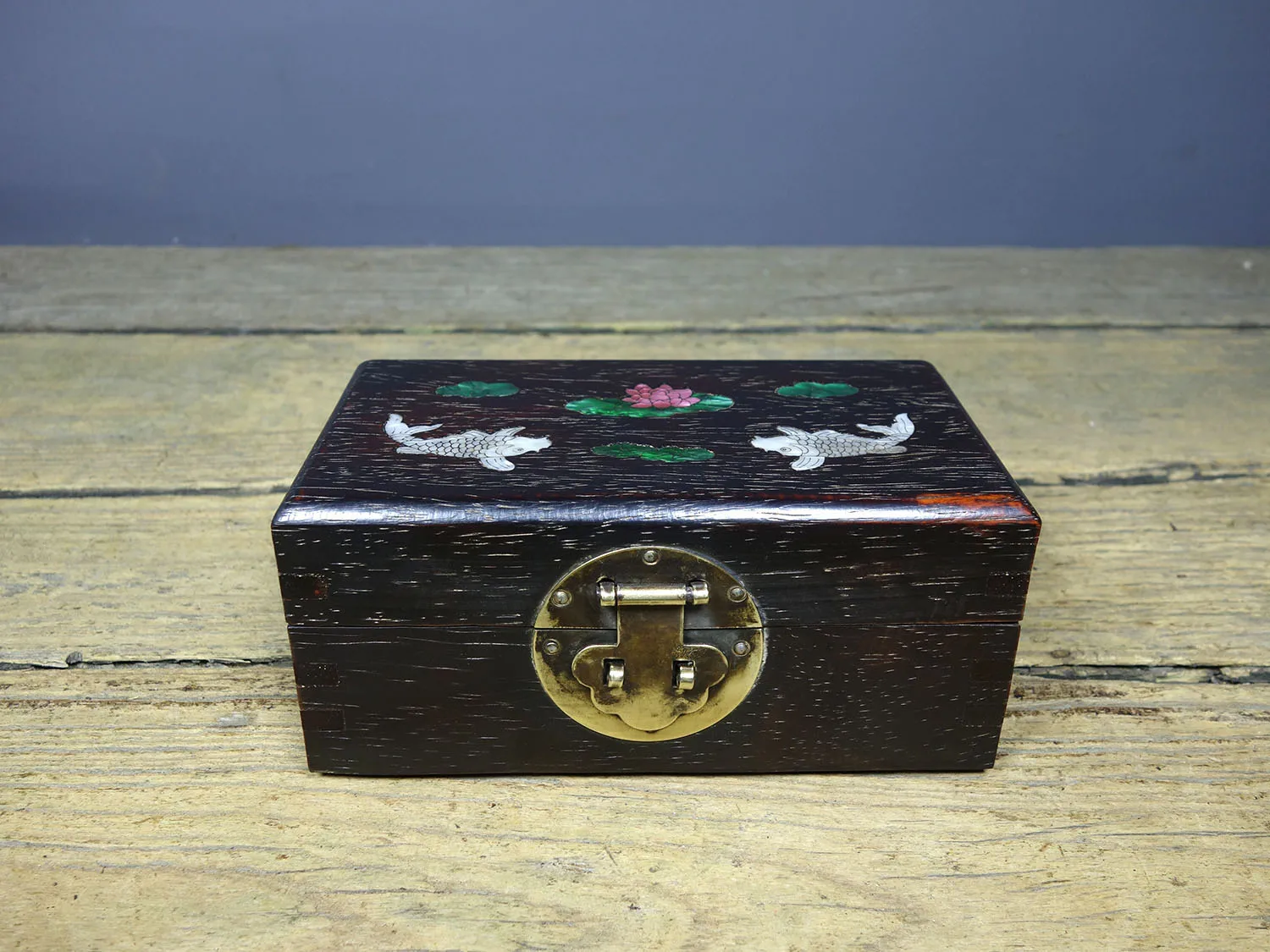 Carefully Crafted Family Collectible Rosewood Jewelry Box with Exquisite Workmanship and Patterns