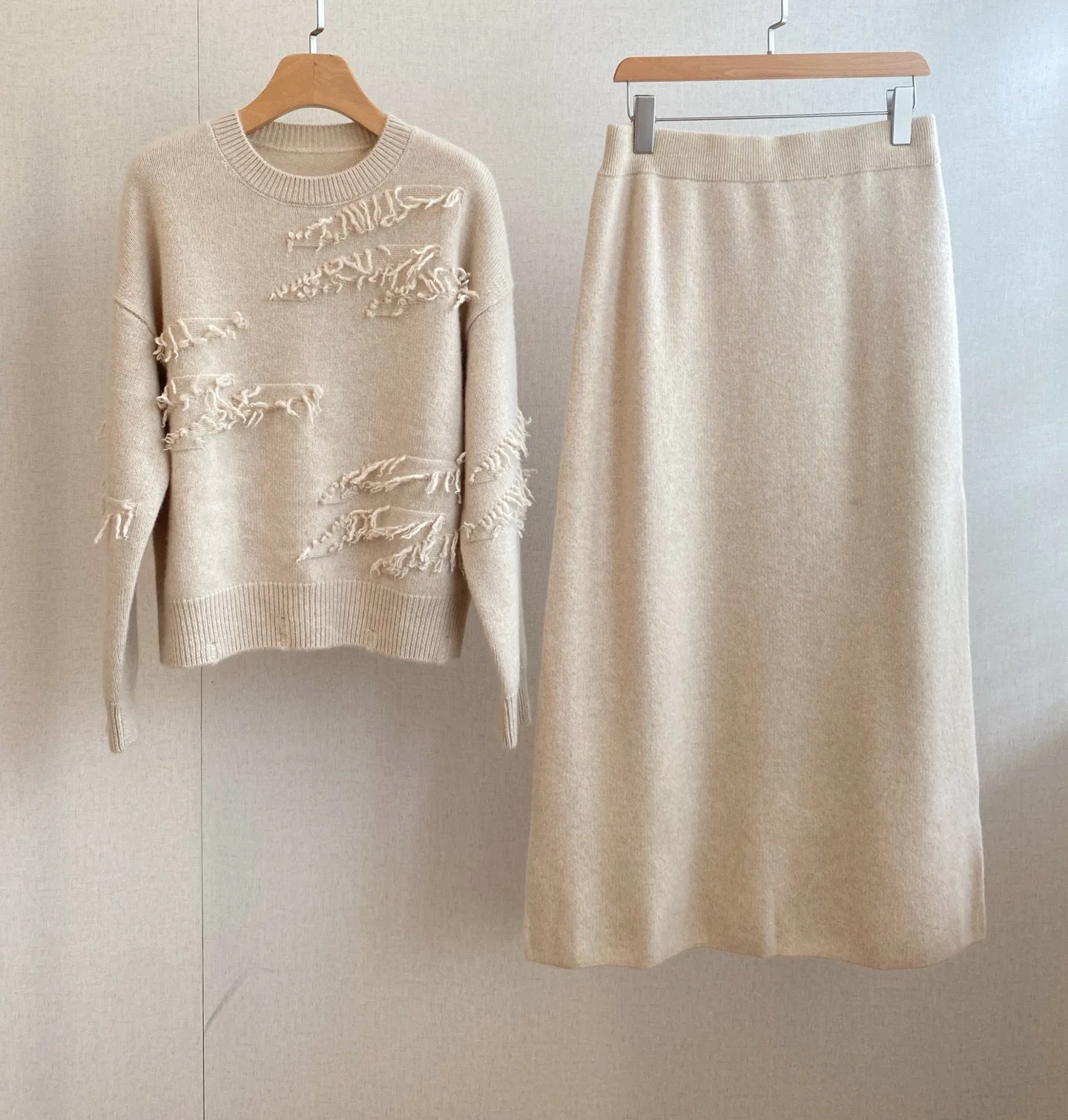 Conjunto de punto vintage con detalles de flecos, suéter de cuello redondo y falda midi de cintura alta para mujer